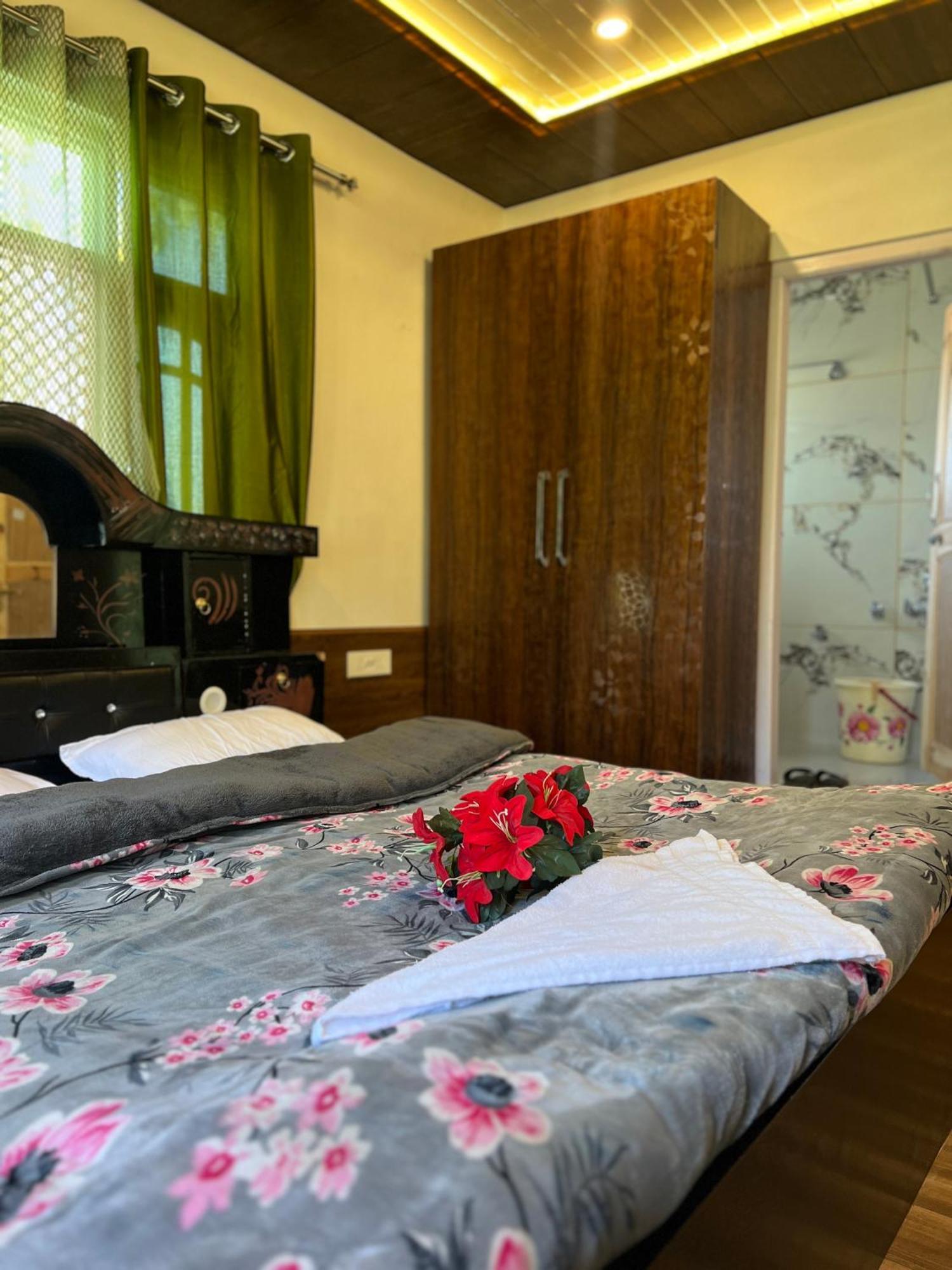 Everest Guest House 굴마르그 외부 사진